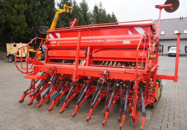 Agregat uprawowo-siewny Kuhn KE303 i INTEGRA 3000 2009 Agrebat uprawowo siewny, brona aktywna AMAZONE i KUHN - آلة البذار متعددة الوظائف: صورة 4 Agregat uprawowo-siewny Kuhn KE303 i INTEGRA 3000 2009 Agrebat uprawowo siewny, brona aktywna AMAZONE i KUHN - آلة البذار متعددة الوظائف: صورة 4