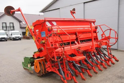 Agregat uprawowo-siewny Kuhn KE303 i INTEGRA 3000 2009 Agrebat uprawowo siewny, brona aktywna AMAZONE i KUHN - آلة البذار متعددة الوظائف: صورة 5 Agregat uprawowo-siewny Kuhn KE303 i INTEGRA 3000 2009 Agrebat uprawowo siewny, brona aktywna AMAZONE i KUHN - آلة البذار متعددة الوظائف: صورة 5