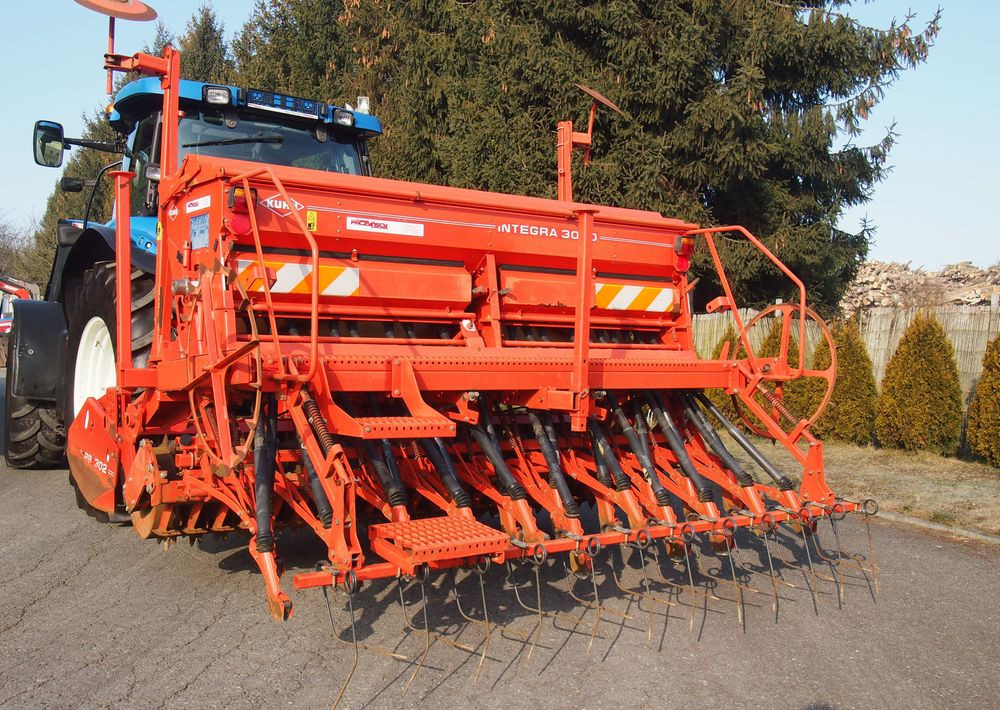 Agregat uprawowo-siewny Kuhn Kuhn HRB302D I INTEGRA 3000 2002 Brona wirowa + siewnik KUHN agregat uprawowo-siewny 3m - آلة البذار متعددة الوظائف: صورة 2 Agregat uprawowo-siewny Kuhn Kuhn HRB302D I INTEGRA 3000 2002 Brona wirowa + siewnik KUHN agregat uprawowo-siewny 3m - آلة البذار متعددة الوظائف: صورة 2