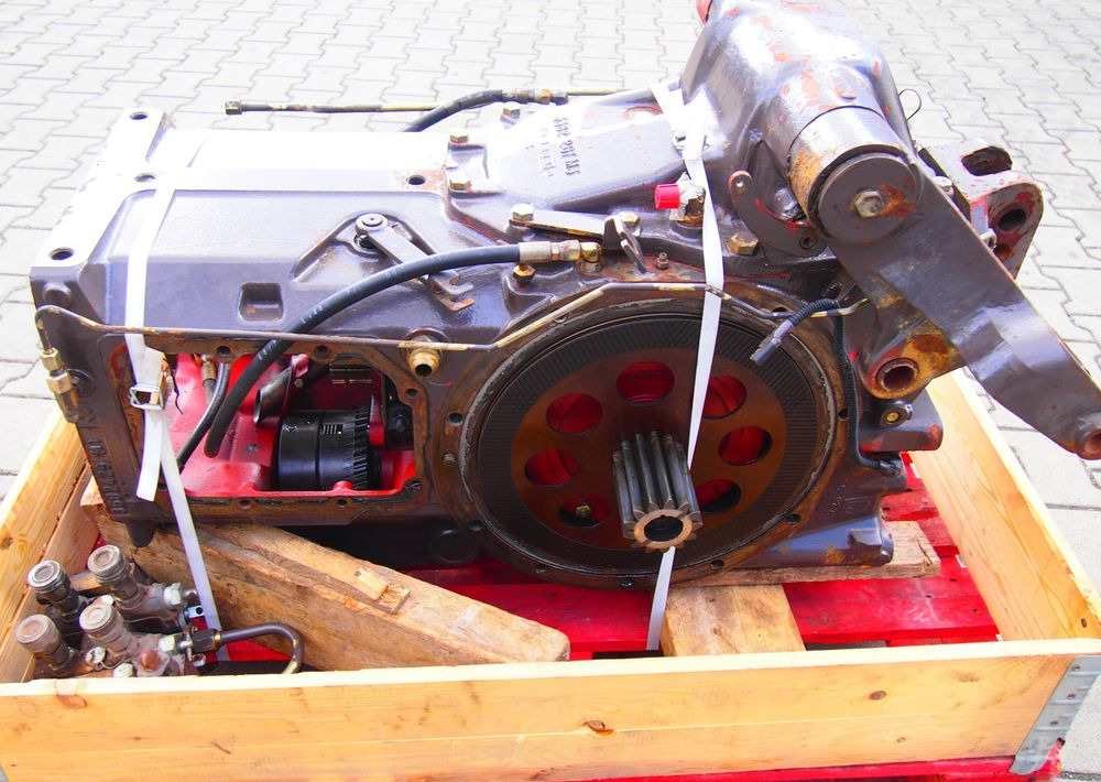 Części do Ciągnika Massey Ferguson MF 3000, 6000 Tylny most z podnośnikiem od MF 3000, 6000 - المحور الخلفي - الآلات الزراعية: صورة 2 Części do Ciągnika Massey Ferguson MF 3000, 6000 Tylny most z podnośnikiem od MF 3000, 6000 - المحور الخلفي - الآلات الزراعية: صورة 2