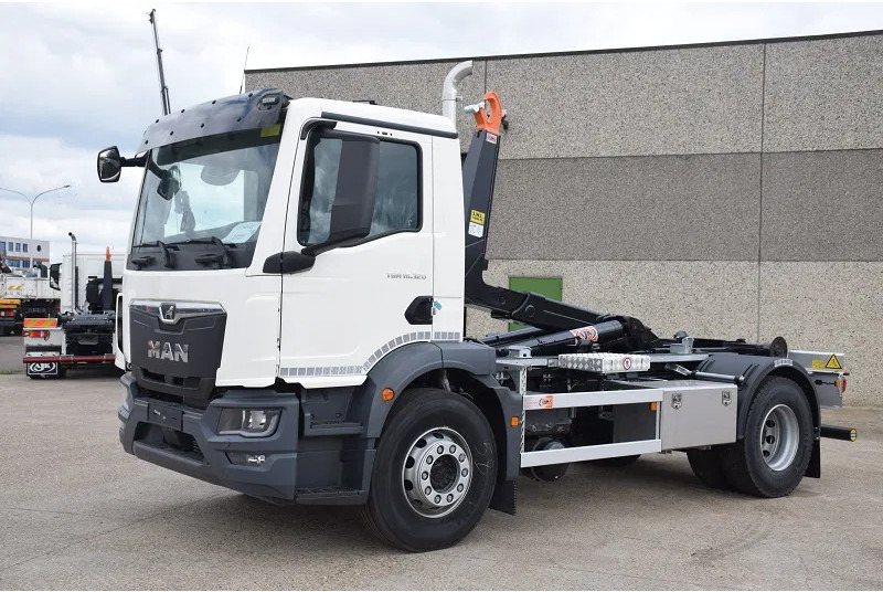 MAN TGM 18.320 - شاحنة ذات خطاف: صورة 2 MAN TGM 18.320 - شاحنة ذات خطاف: صورة 2