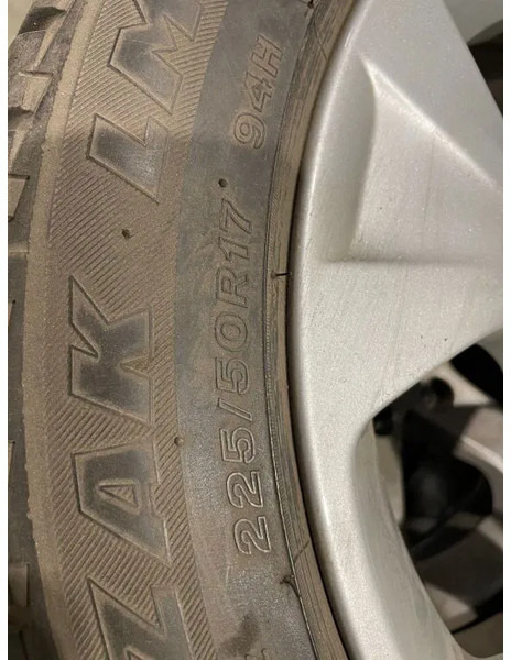 BMW *BMW velgen met Brigdestone banden *225/50 R17 - الإطارات والجنوط - سيارة: صورة 4 BMW *BMW velgen met Brigdestone banden *225/50 R17 - الإطارات والجنوط - سيارة: صورة 4