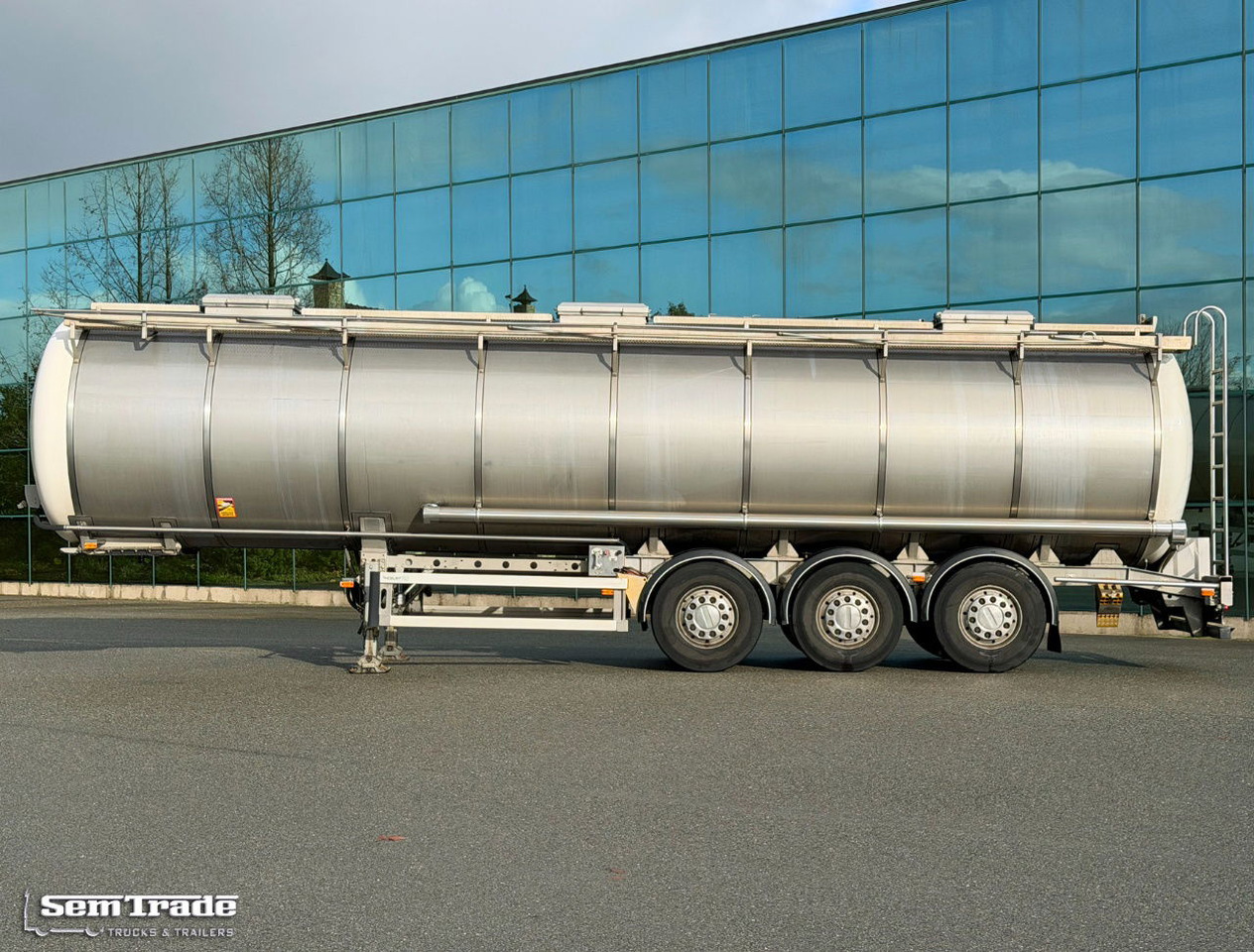 Burg 37.300 Liter 3 Compartments Disc Brakes Super Condition NL Trailer - نصف مقطورة صهريج: صورة 2 Burg 37.300 Liter 3 Compartments Disc Brakes Super Condition NL Trailer - نصف مقطورة صهريج: صورة 2