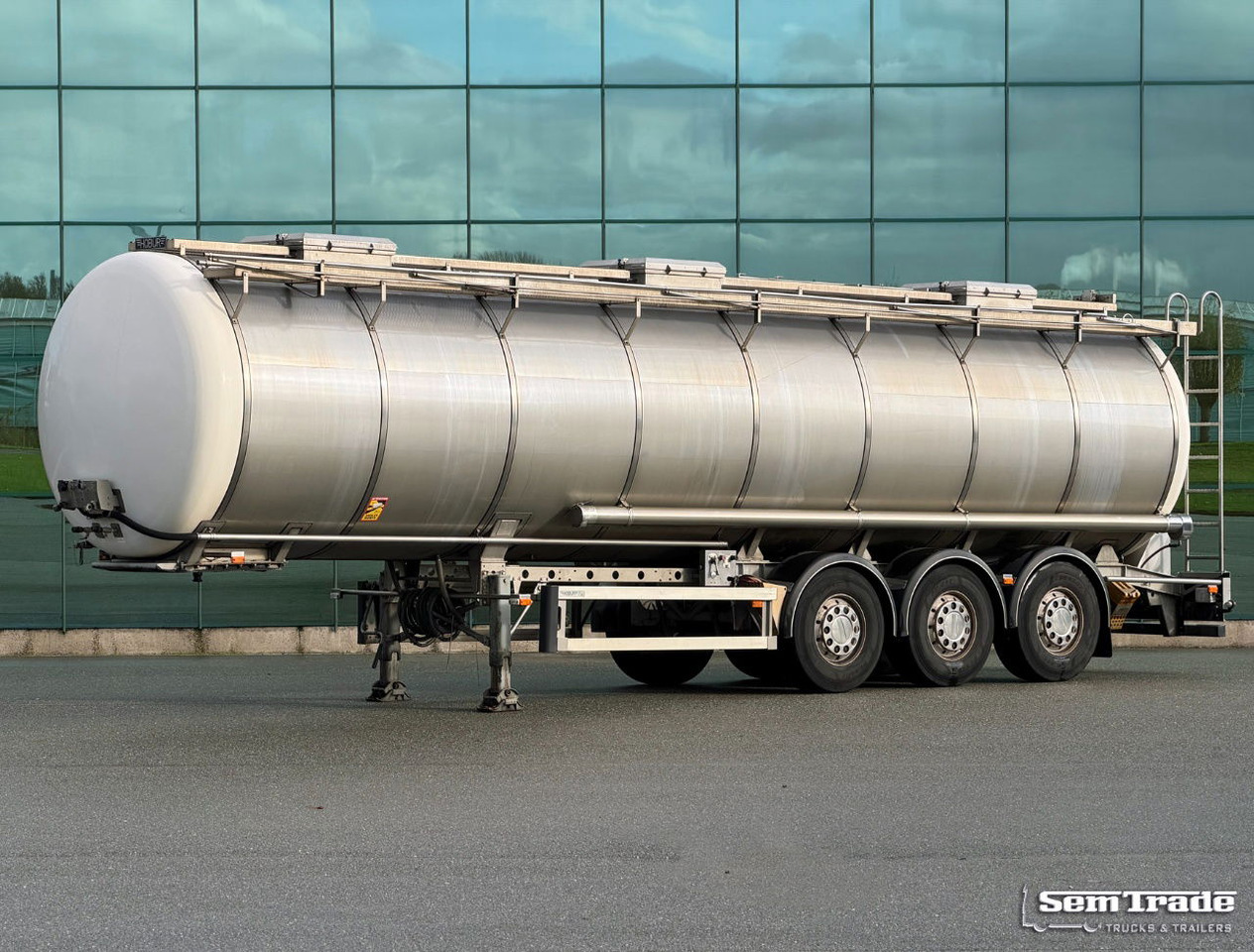 Burg 37.300 Liter 3 Compartments Disc Brakes Super Condition NL Trailer - نصف مقطورة صهريج: صورة 1 Burg 37.300 Liter 3 Compartments Disc Brakes Super Condition NL Trailer - نصف مقطورة صهريج: صورة 1