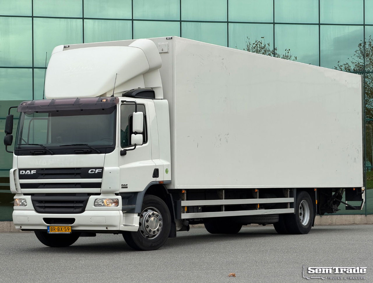 DAF CF 75.250 Euro 3 Manual Gearbox VAN Beurden Isolated BOX Tail Lift Super Condition NL-Truck - شاحنة مقفلة: صورة 1 DAF CF 75.250 Euro 3 Manual Gearbox VAN Beurden Isolated BOX Tail Lift Super Condition NL-Truck - شاحنة مقفلة: صورة 1