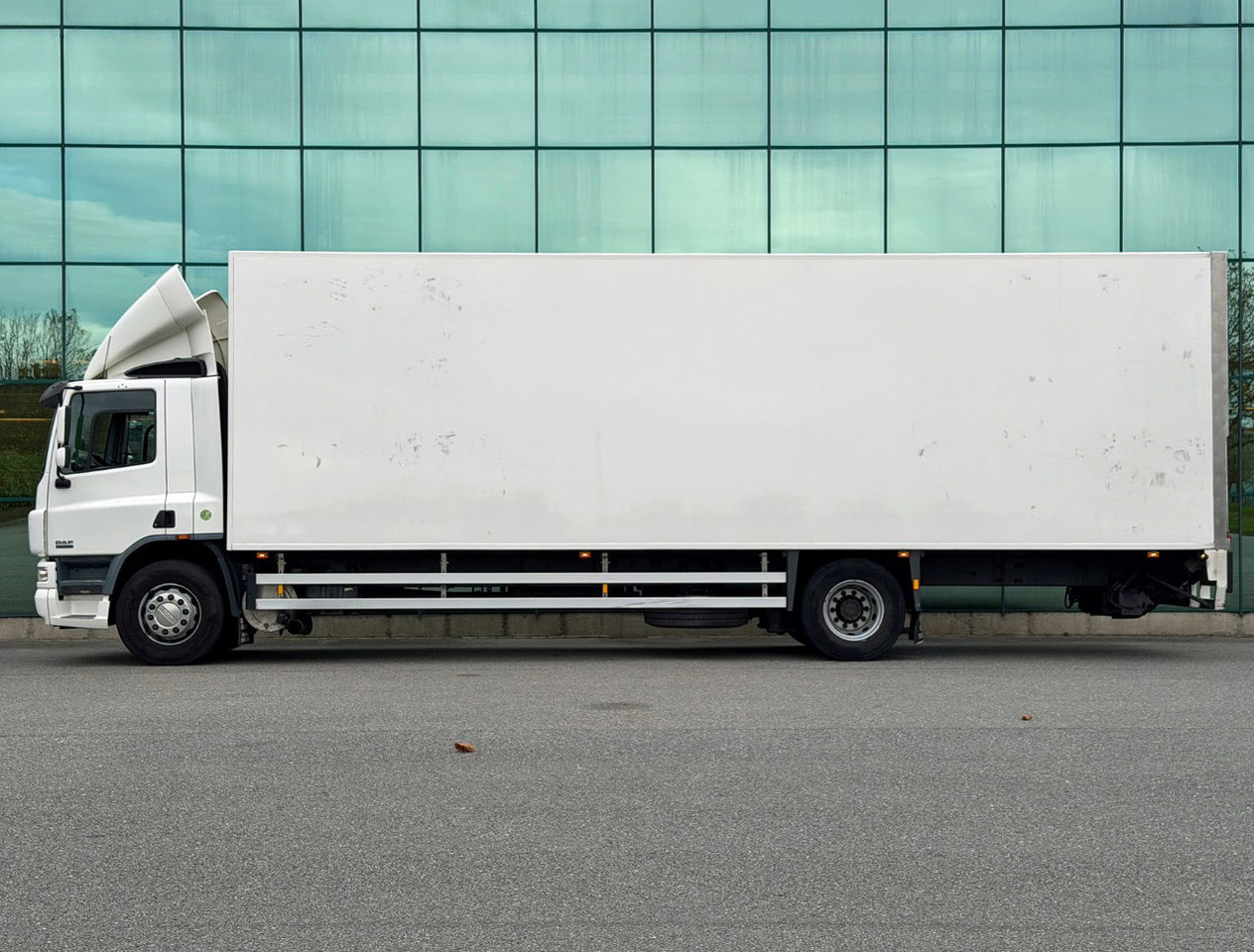 DAF CF 75.250 Euro 3 Manual Gearbox VAN Beurden Isolated BOX Tail Lift Super Condition NL-Truck - شاحنة مقفلة: صورة 2 DAF CF 75.250 Euro 3 Manual Gearbox VAN Beurden Isolated BOX Tail Lift Super Condition NL-Truck - شاحنة مقفلة: صورة 2