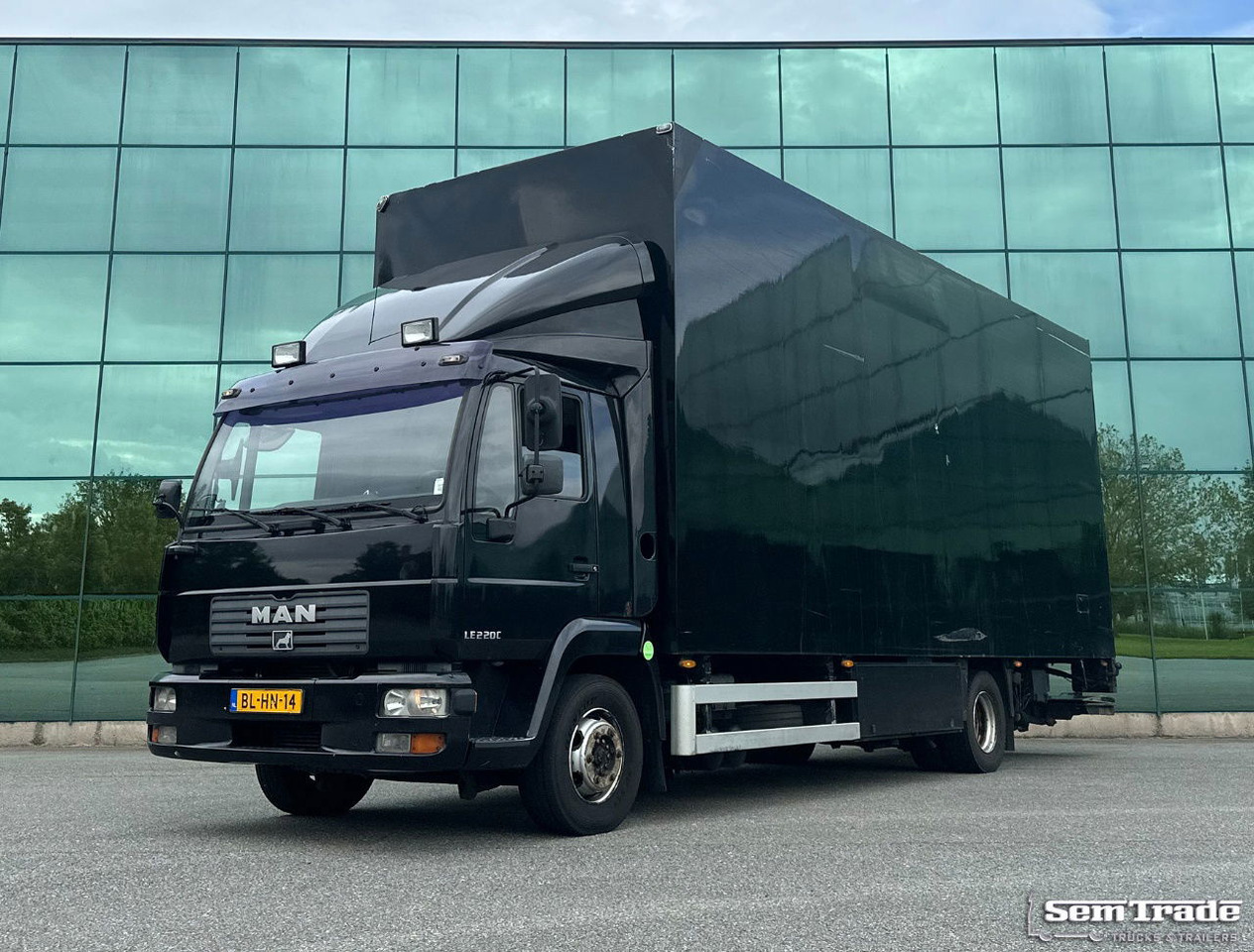 MAN LE 220C Euro 3 Isolated BOX + BOX Heater 740 x 240 x 295 CM Inside Holland Truck - شاحنة مقفلة: صورة 1 MAN LE 220C Euro 3 Isolated BOX + BOX Heater 740 x 240 x 295 CM Inside Holland Truck - شاحنة مقفلة: صورة 1