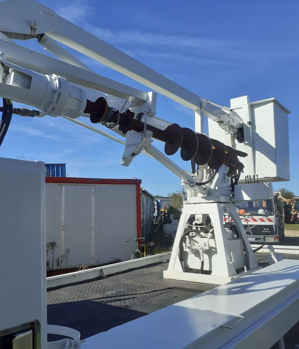 Camion tarieres Plantation Poteaux France Telecom - شاحنات مسطحة, شاحنة كرين: صورة 4 Camion tarieres Plantation Poteaux France Telecom - شاحنات مسطحة, شاحنة كرين: صورة 4