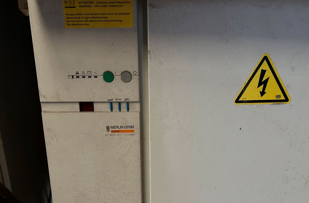 Chargeurs de batteries de traction pour elevateurs , transpalettes , gerbeurs electriques - معدات صناعية: صورة 1 Chargeurs de batteries de traction pour elevateurs , transpalettes , gerbeurs electriques - معدات صناعية: صورة 1