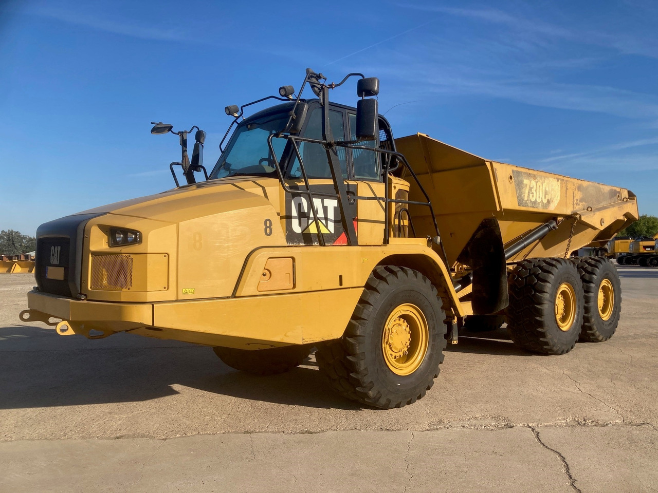 CATERPILLAR 730C - شاحنة قلاب مفصلية: صورة 1 CATERPILLAR 730C - شاحنة قلاب مفصلية: صورة 1