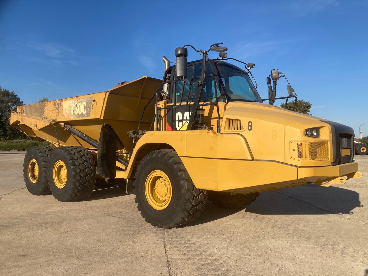 CATERPILLAR 730C - شاحنة قلاب مفصلية: صورة 4 CATERPILLAR 730C - شاحنة قلاب مفصلية: صورة 4
