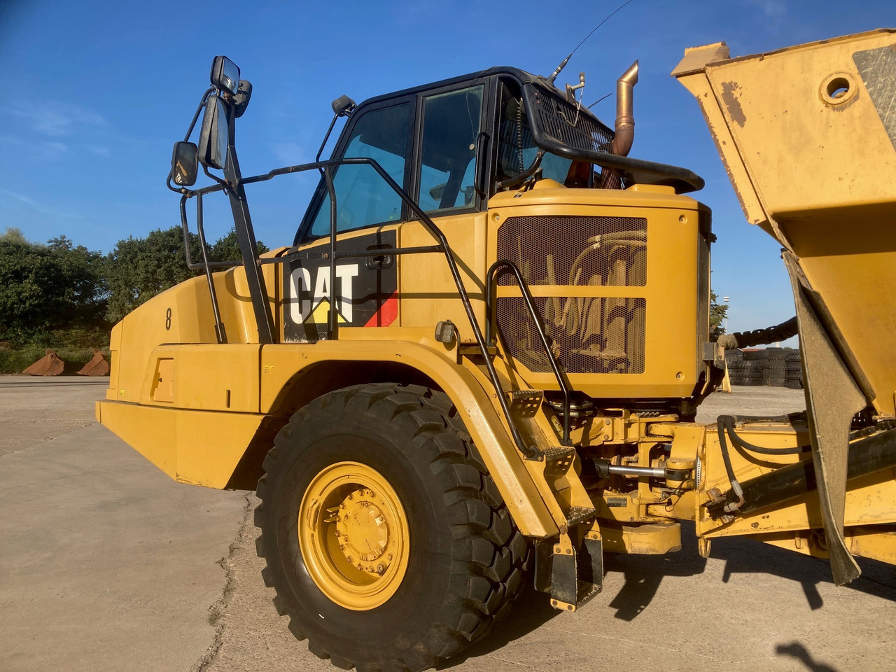 CATERPILLAR 730C - شاحنة قلاب مفصلية: صورة 2 CATERPILLAR 730C - شاحنة قلاب مفصلية: صورة 2