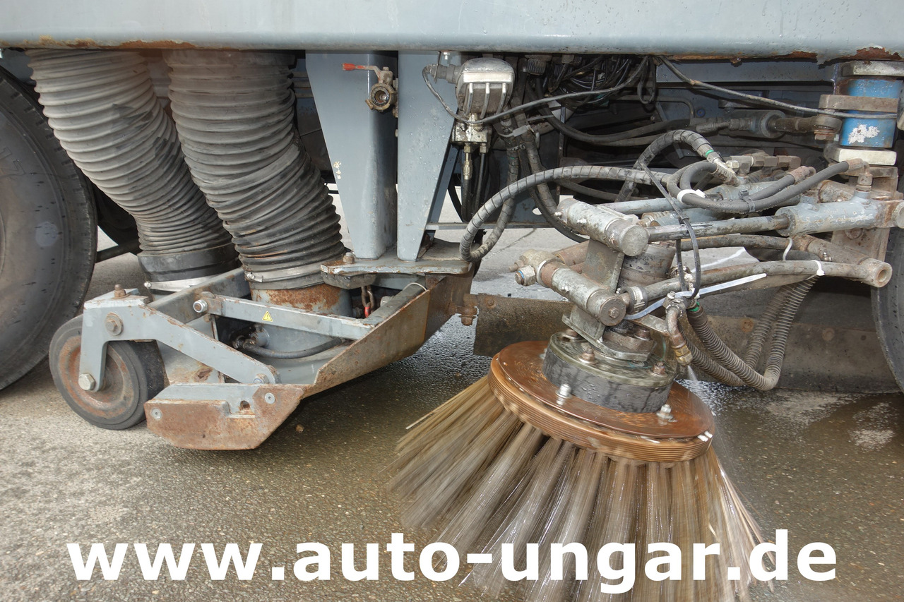 Aebi MFH 5000 Kehrmaschine Baujahr 2004 4-Rad Lenkung Wildkrautbesen - سياره كنس شوارع: صورة 5 Aebi MFH 5000 Kehrmaschine Baujahr 2004 4-Rad Lenkung Wildkrautbesen - سياره كنس شوارع: صورة 5