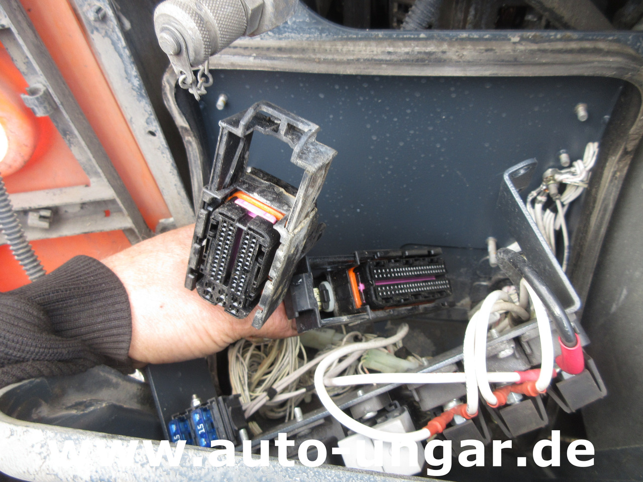 سياره كنس شوارع Hako CM 1600 Kehrmaschine 4x4 Baujahr 2018 3 Besen MOTORSCHADEN: صورة 25 سياره كنس شوارع Hako CM 1600 Kehrmaschine 4x4 Baujahr 2018 3 Besen MOTORSCHADEN: صورة 25