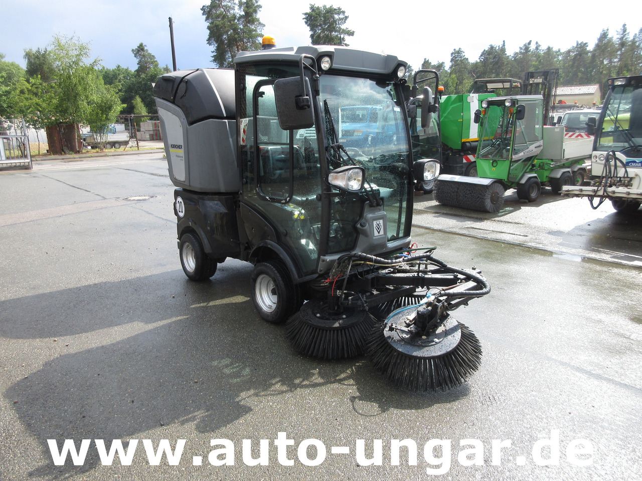 KÄRCHER MC 50 Advanced MIC 50 Professional Kleinkehrmaschine 4x4 Geräteträger - سياره كنس شوارع: صورة 1 KÄRCHER MC 50 Advanced MIC 50 Professional Kleinkehrmaschine 4x4 Geräteträger - سياره كنس شوارع: صورة 1