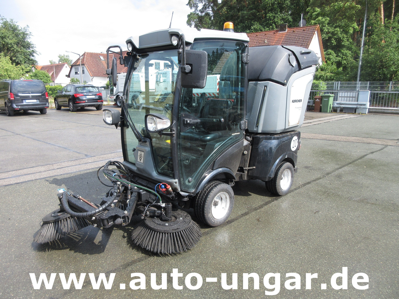 KÄRCHER MC 50 Advanced MIC 50 Professional Kleinkehrmaschine 4x4 Geräteträger - سياره كنس شوارع: صورة 3 KÄRCHER MC 50 Advanced MIC 50 Professional Kleinkehrmaschine 4x4 Geräteträger - سياره كنس شوارع: صورة 3