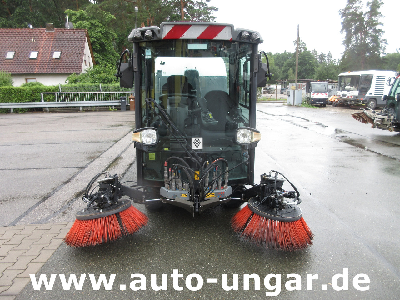 KÄRCHER MC130 Advanced Kehrmaschine Geräteträger 4x4 Kommunalfahrzeug MIC 130 Professional - سياره كنس شوارع: صورة 2 KÄRCHER MC130 Advanced Kehrmaschine Geräteträger 4x4 Kommunalfahrzeug MIC 130 Professional - سياره كنس شوارع: صورة 2