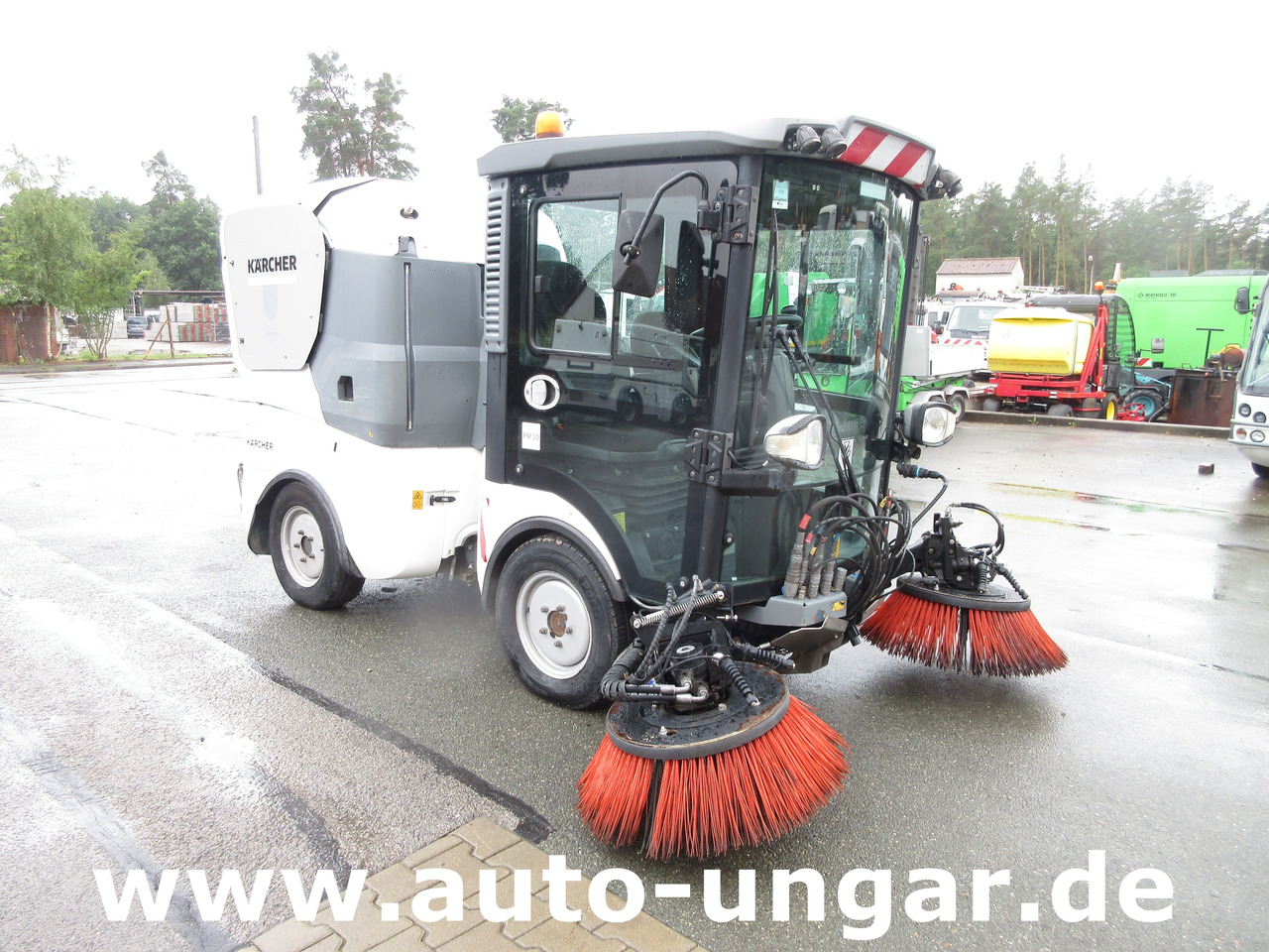 KÄRCHER MC130 Advanced Kehrmaschine Geräteträger 4x4 Kommunalfahrzeug MIC 130 Professional - سياره كنس شوارع: صورة 1 KÄRCHER MC130 Advanced Kehrmaschine Geräteträger 4x4 Kommunalfahrzeug MIC 130 Professional - سياره كنس شوارع: صورة 1