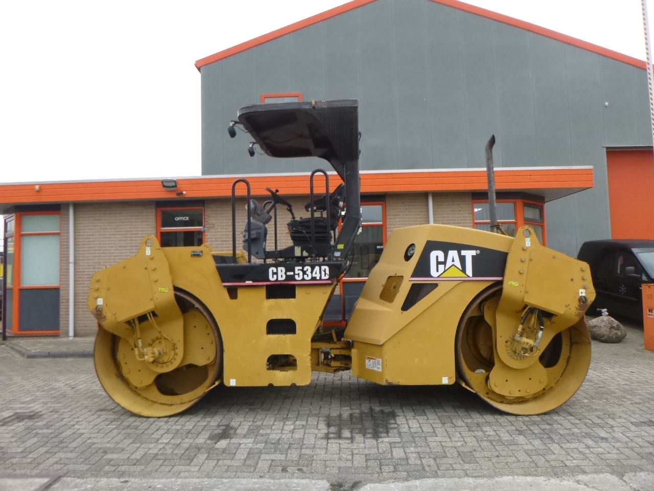 CATERPILLAR CB-534D - مدحلة اسفلت: صورة 1 CATERPILLAR CB-534D - مدحلة اسفلت: صورة 1