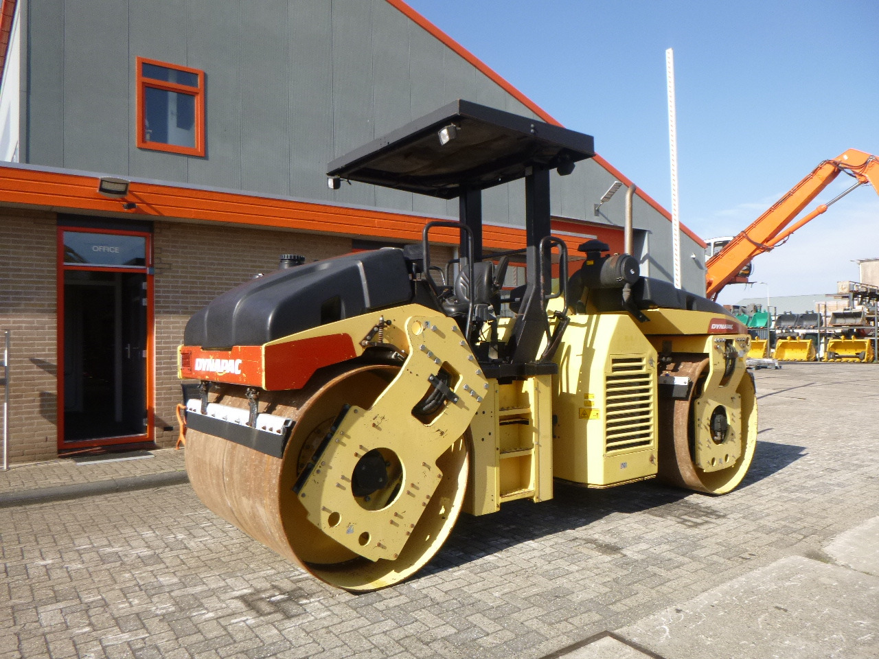 DYNAPAC CC432V - مدحلة اسفلت: صورة 3 DYNAPAC CC432V - مدحلة اسفلت: صورة 3