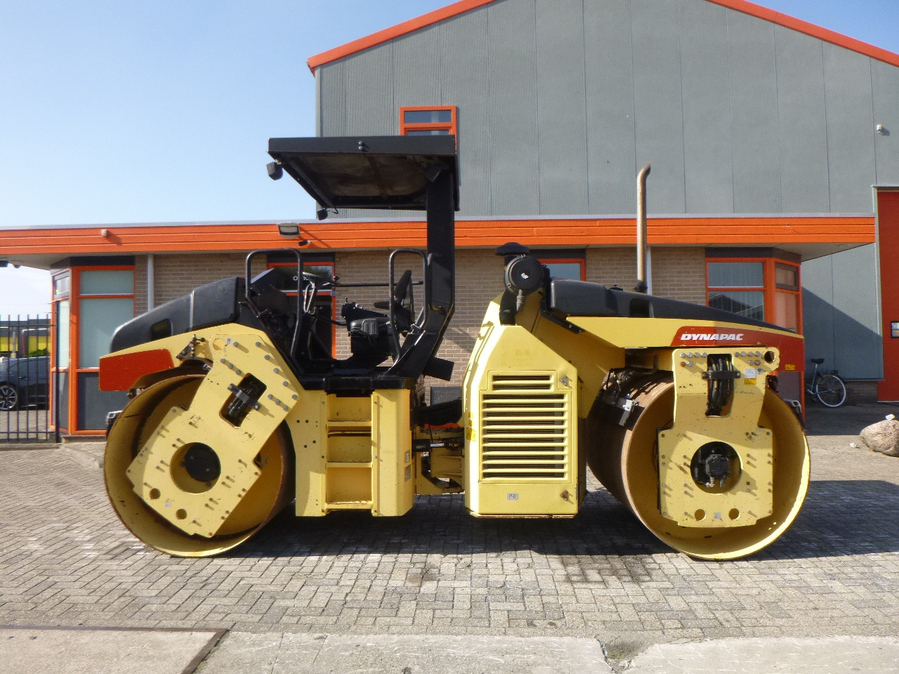 DYNAPAC CC432V - مدحلة اسفلت: صورة 1 DYNAPAC CC432V - مدحلة اسفلت: صورة 1