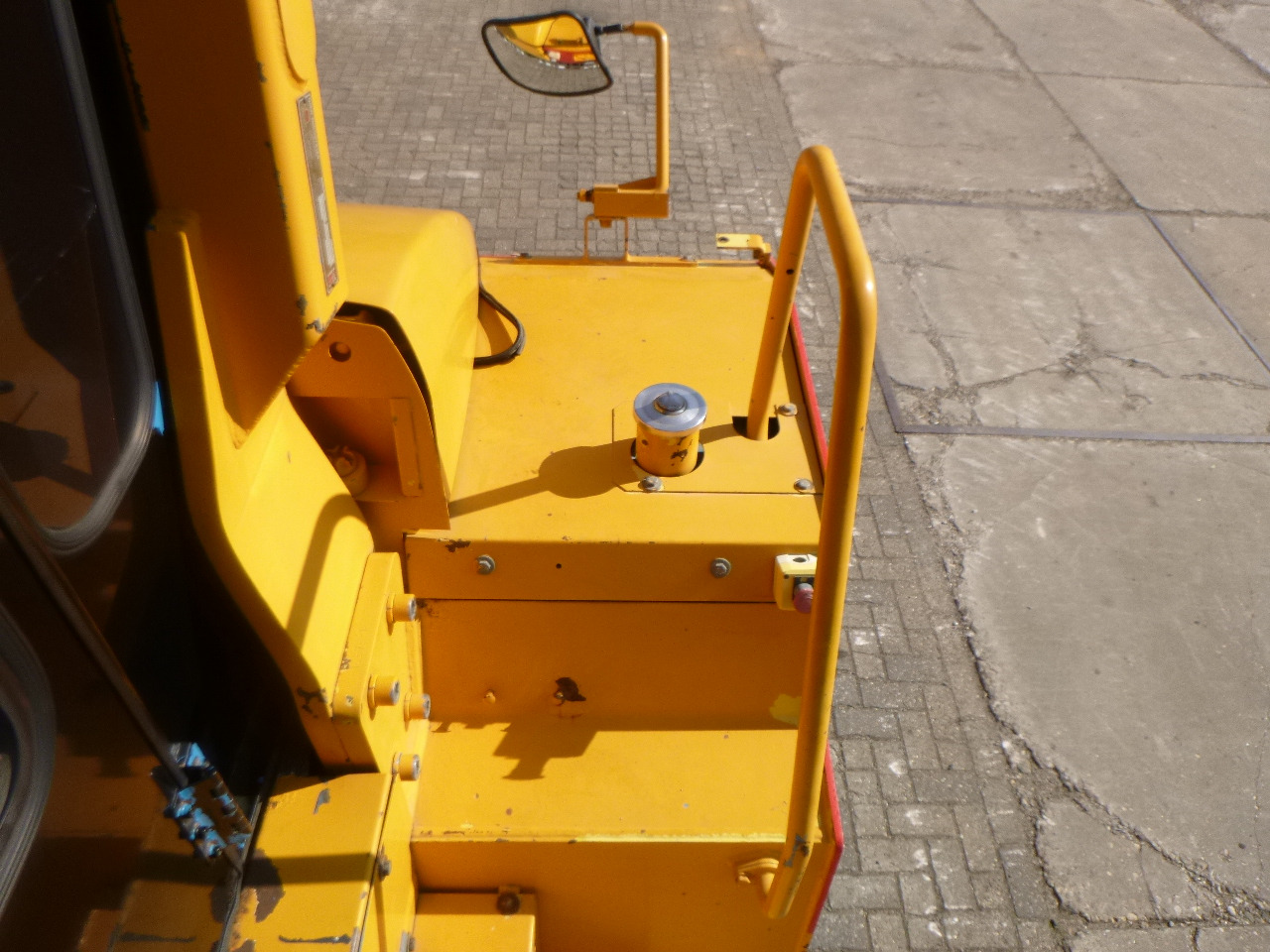 مدحلة هوائية DYNAPAC CP215(HITACHI): صورة 16 مدحلة هوائية DYNAPAC CP215(HITACHI): صورة 16