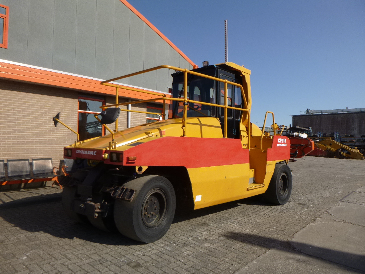 مدحلة هوائية DYNAPAC CP215(HITACHI): صورة 8 مدحلة هوائية DYNAPAC CP215(HITACHI): صورة 8