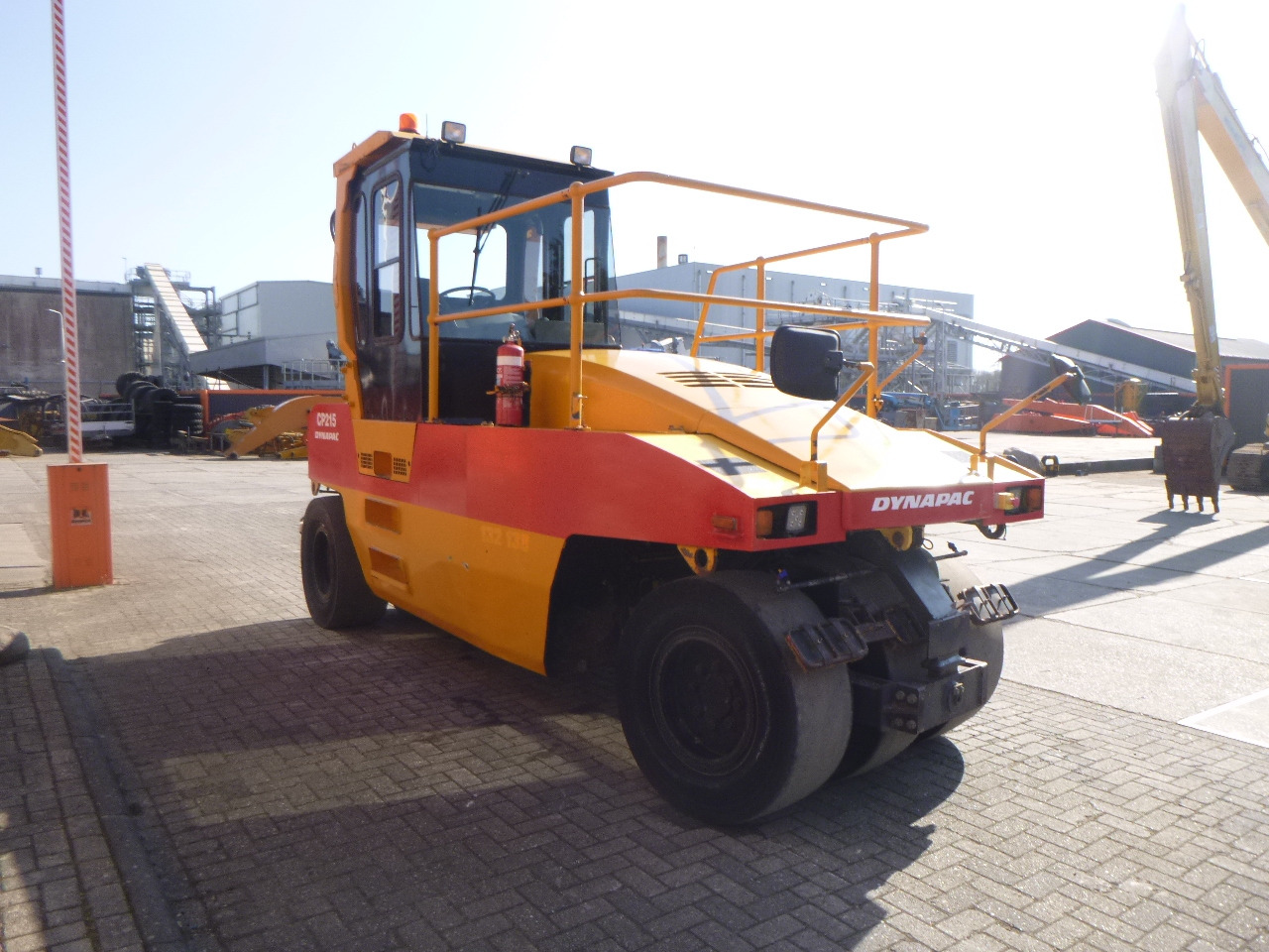 مدحلة هوائية DYNAPAC CP215(HITACHI): صورة 6 مدحلة هوائية DYNAPAC CP215(HITACHI): صورة 6