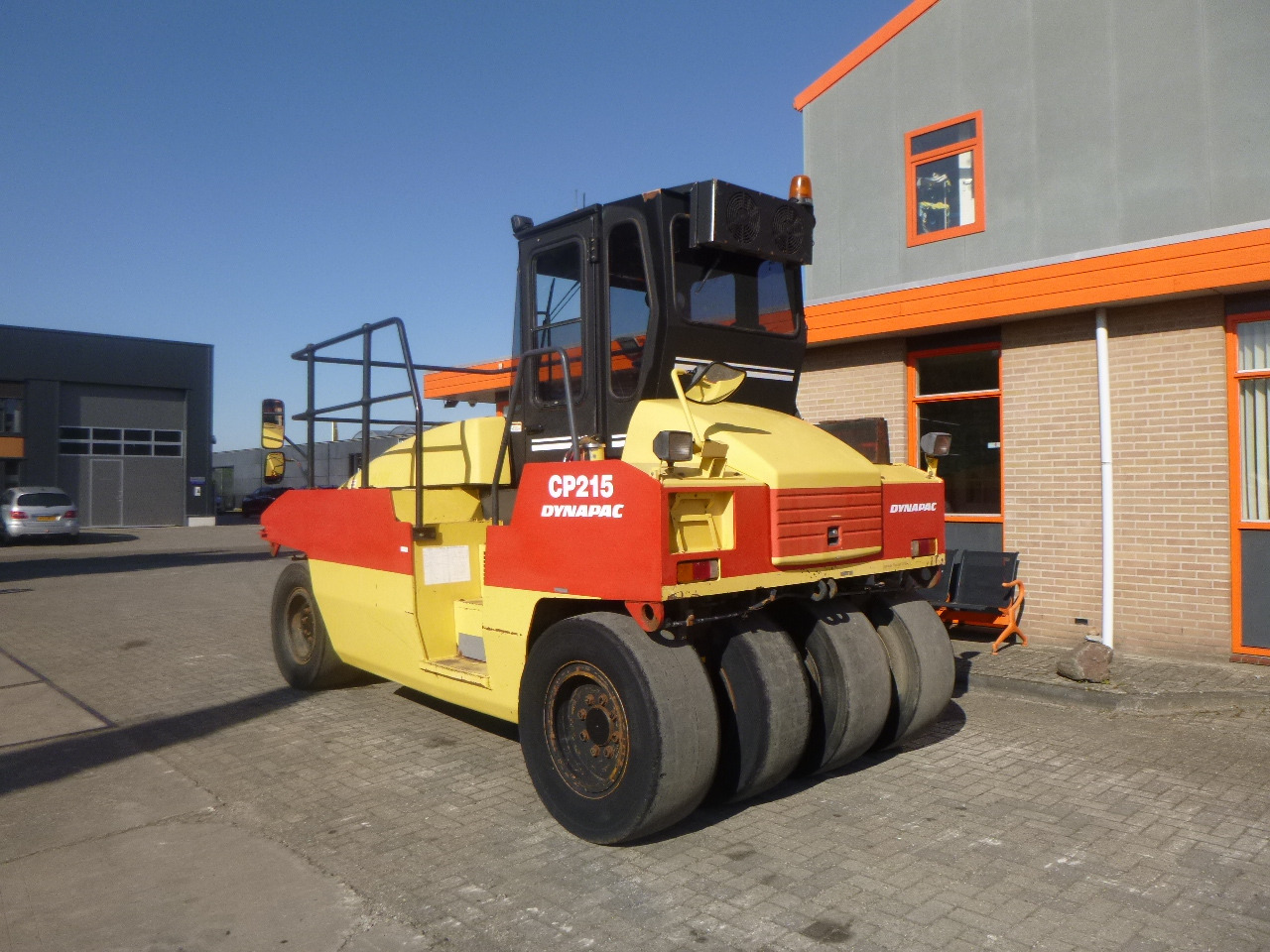 DYNAPAC CP215(HITACHI) - مدحلة هوائية: صورة 2 DYNAPAC CP215(HITACHI) - مدحلة هوائية: صورة 2