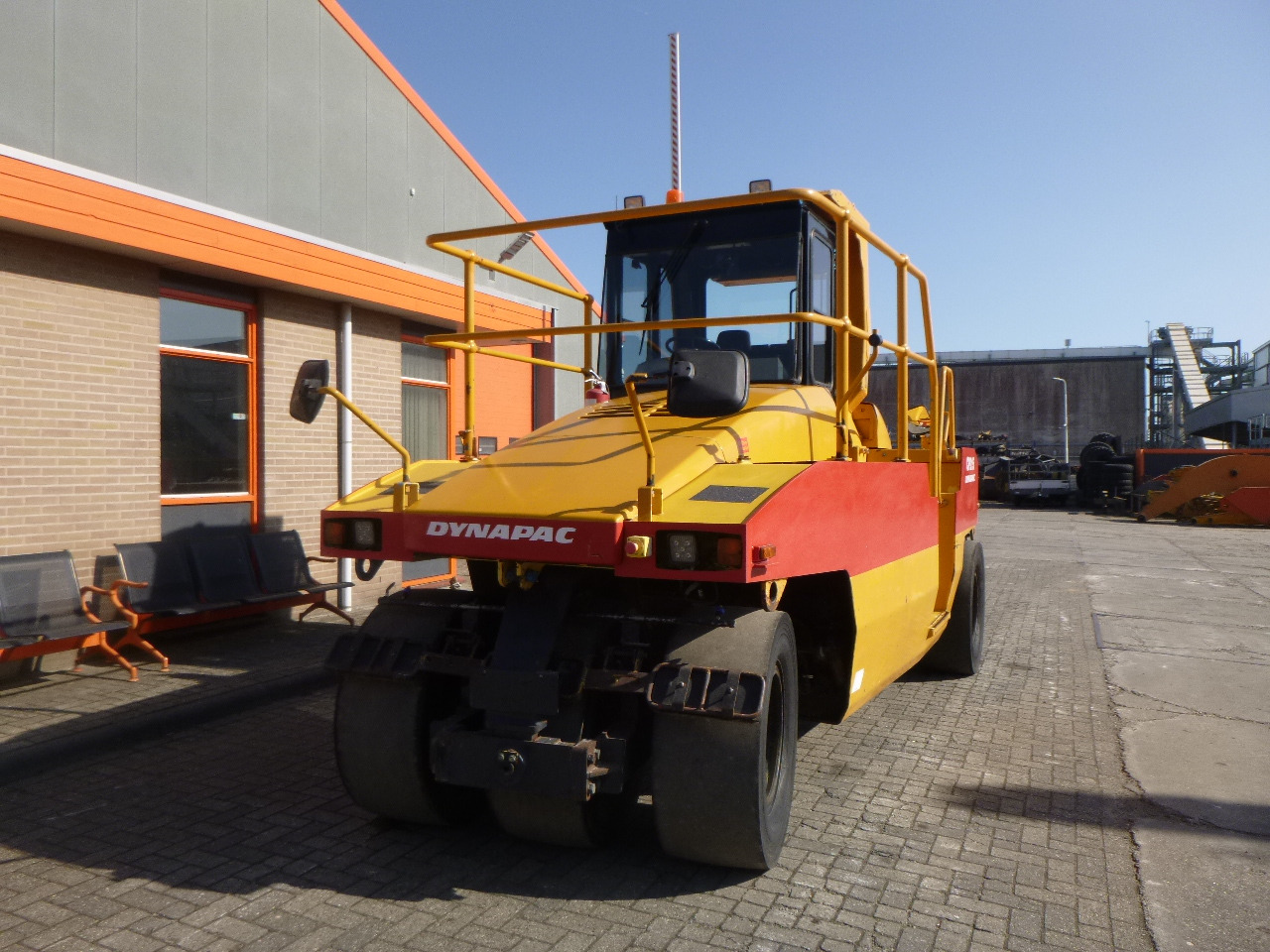 مدحلة هوائية DYNAPAC CP215(HITACHI): صورة 7 مدحلة هوائية DYNAPAC CP215(HITACHI): صورة 7