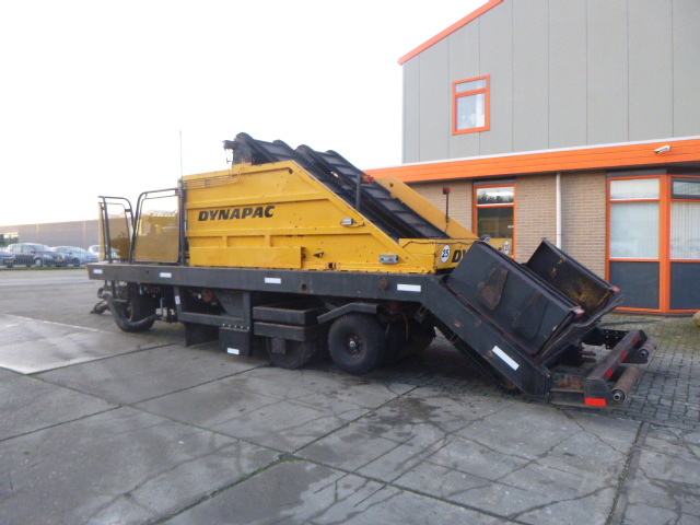 DYNAPAC HR21 Chip Spreader - آلة أسفلت: صورة 2 DYNAPAC HR21 Chip Spreader - آلة أسفلت: صورة 2