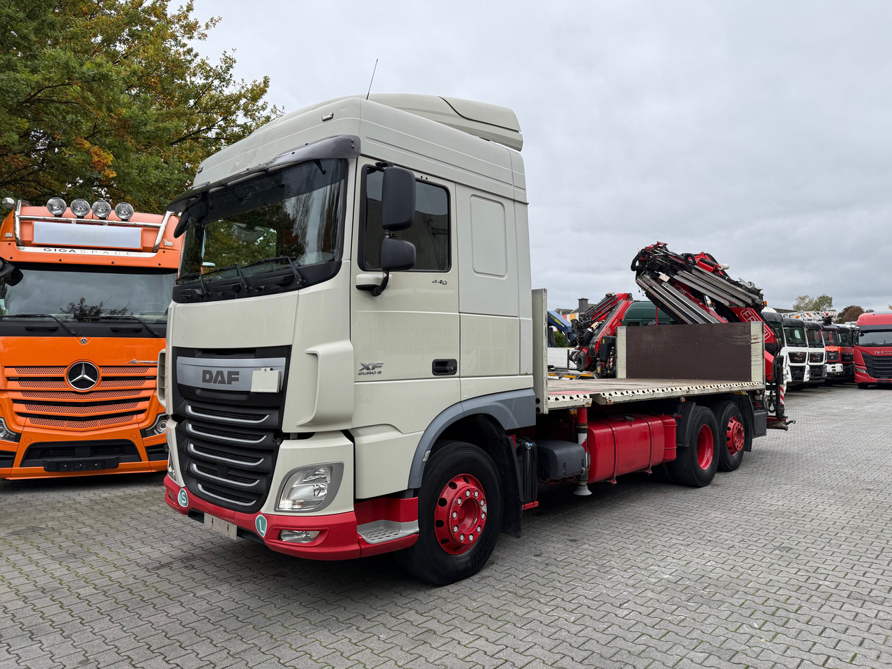 Daf XF440 6X2 Fassi 235 mit Jib bis 24.50 Meter - شاحنات مسطحة, شاحنة كرين: صورة 1 Daf XF440 6X2 Fassi 235 mit Jib bis 24.50 Meter - شاحنات مسطحة, شاحنة كرين: صورة 1