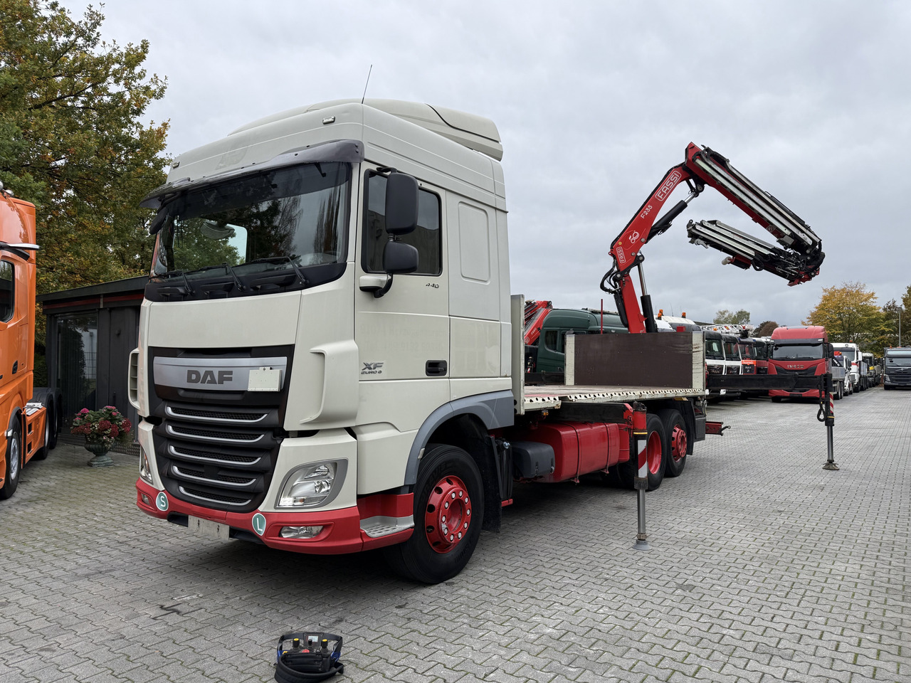 Daf XF440 6X2 Fassi 235 mit Jib bis 24.50 Meter - شاحنات مسطحة, شاحنة كرين: صورة 1 Daf XF440 6X2 Fassi 235 mit Jib bis 24.50 Meter - شاحنات مسطحة, شاحنة كرين: صورة 1