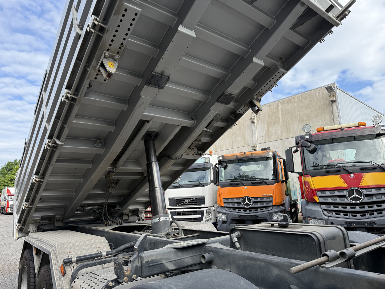 Iveco T-Way 510 / AT410T51 8X4 Meiller - شاحنة قلاب: صورة 3 Iveco T-Way 510 / AT410T51 8X4 Meiller - شاحنة قلاب: صورة 3