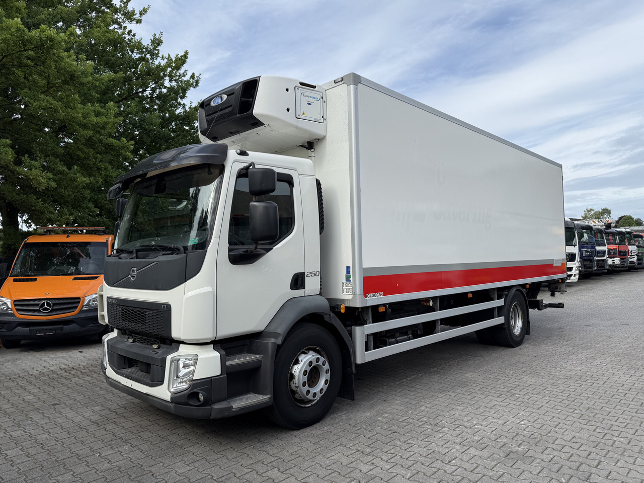 Volvo FL250.18 Carrier Supra 850Mt - شاحنة الفريزر: صورة 1 Volvo FL250.18 Carrier Supra 850Mt - شاحنة الفريزر: صورة 1