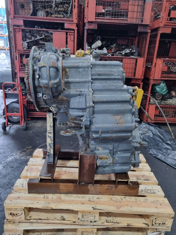 Komatsu WA320-3 Gearbox (Plant) - صندوق التروس - آلات البناء: صورة 5 Komatsu WA320-3 Gearbox (Plant) - صندوق التروس - آلات البناء: صورة 5