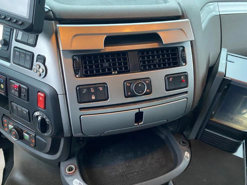 شاحنة ذات خطاف DAF XF106-530 8X2 / AJK HOOKLIFT 25000KG / 9 TON FRONT AXLE / NAVI / ONLY:612482 KM / SSC / AUTOMATIC / EURO-6 / 2019: صورة 19 شاحنة ذات خطاف DAF XF106-530 8X2 / AJK HOOKLIFT 25000KG / 9 TON FRONT AXLE / NAVI / ONLY:612482 KM / SSC / AUTOMATIC / EURO-6 / 2019: صورة 19