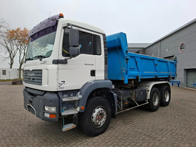 MAN TGA 26.310 / 6X4 / 2XBIG AXLE / 2SIDE TIPPER / ONLY:545423 KM / TUV:06-05-2026 / FULL-STEEL / AIRCO / MANUAL / EURO-4 / 2005 - شاحنة قلاب: صورة 3 MAN TGA 26.310 / 6X4 / 2XBIG AXLE / 2SIDE TIPPER / ONLY:545423 KM / TUV:06-05-2026 / FULL-STEEL / AIRCO / MANUAL / EURO-4 / 2005 - شاحنة قلاب: صورة 3