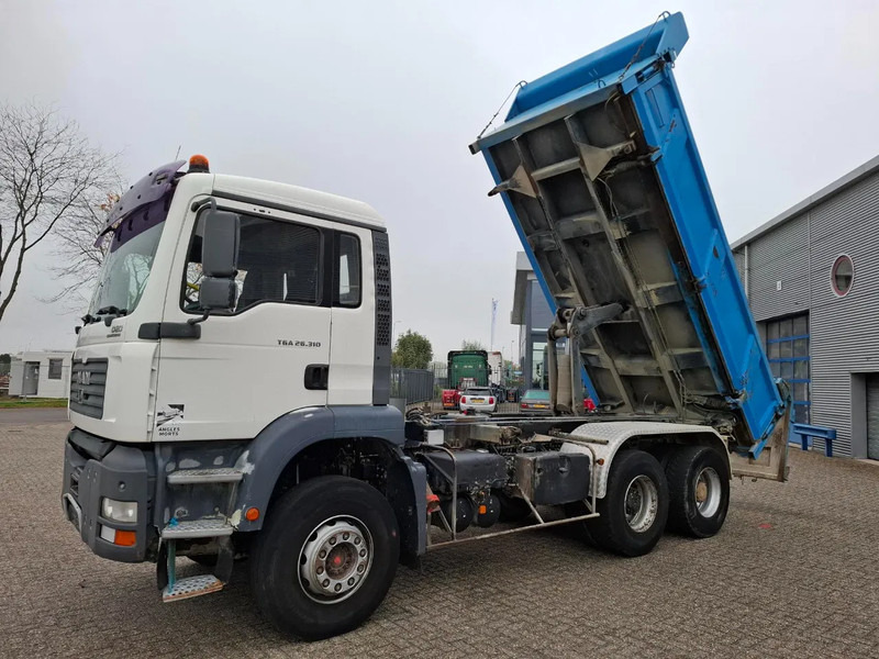 MAN TGA 26.310 / 6X4 / 2XBIG AXLE / 2SIDE TIPPER / ONLY:545423 KM / TUV:06-05-2026 / FULL-STEEL / AIRCO / MANUAL / EURO-4 / 2005 - شاحنة قلاب: صورة 1 MAN TGA 26.310 / 6X4 / 2XBIG AXLE / 2SIDE TIPPER / ONLY:545423 KM / TUV:06-05-2026 / FULL-STEEL / AIRCO / MANUAL / EURO-4 / 2005 - شاحنة قلاب: صورة 1