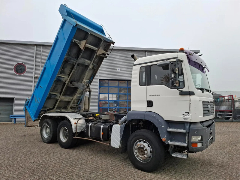 MAN TGA 26.310 / 6X4 / 2XBIG AXLE / 2SIDE TIPPER / ONLY:545423 KM / TUV:06-05-2026 / FULL-STEEL / AIRCO / MANUAL / EURO-4 / 2005 - شاحنة قلاب: صورة 5 MAN TGA 26.310 / 6X4 / 2XBIG AXLE / 2SIDE TIPPER / ONLY:545423 KM / TUV:06-05-2026 / FULL-STEEL / AIRCO / MANUAL / EURO-4 / 2005 - شاحنة قلاب: صورة 5