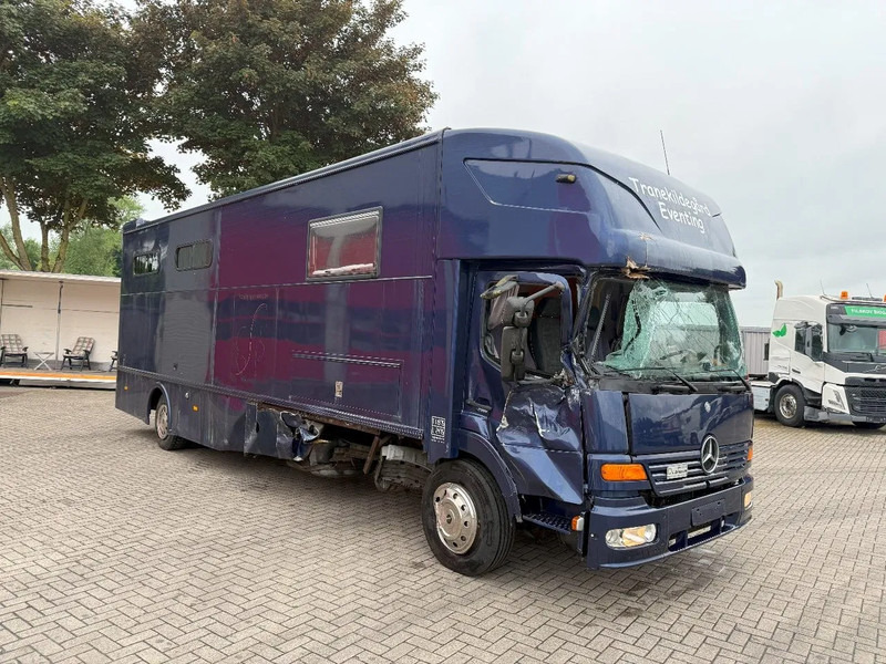 Mercedes-Benz Atego 1223 / ENGINE RUNNING / ONLY:159450 KM / HORSETRUCK / HEATED BOX / WATERTANK / LIVING ROOM / EURO-2 / MANUAL / 1998 - شاحنة نقل خيل: صورة 2 Mercedes-Benz Atego 1223 / ENGINE RUNNING / ONLY:159450 KM / HORSETRUCK / HEATED BOX / WATERTANK / LIVING ROOM / EURO-2 / MANUAL / 1998 - شاحنة نقل خيل: صورة 2