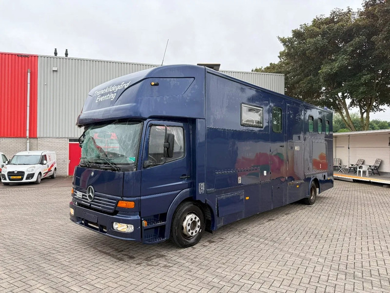 Mercedes-Benz Atego 1223 / ENGINE RUNNING / ONLY:159450 KM / HORSETRUCK / HEATED BOX / WATERTANK / LIVING ROOM / EURO-2 / MANUAL / 1998 - شاحنة نقل خيل: صورة 1 Mercedes-Benz Atego 1223 / ENGINE RUNNING / ONLY:159450 KM / HORSETRUCK / HEATED BOX / WATERTANK / LIVING ROOM / EURO-2 / MANUAL / 1998 - شاحنة نقل خيل: صورة 1
