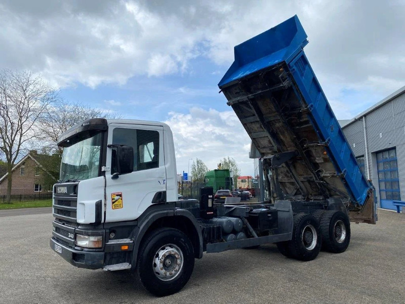 Scania 114-340 / 6X4 / 2 SIDE TIPPER / BIG AXLE / FULL-STEEL / DRUM BRAKES / MANUAL / 1999 - شاحنة قلاب: صورة 2 Scania 114-340 / 6X4 / 2 SIDE TIPPER / BIG AXLE / FULL-STEEL / DRUM BRAKES / MANUAL / 1999 - شاحنة قلاب: صورة 2