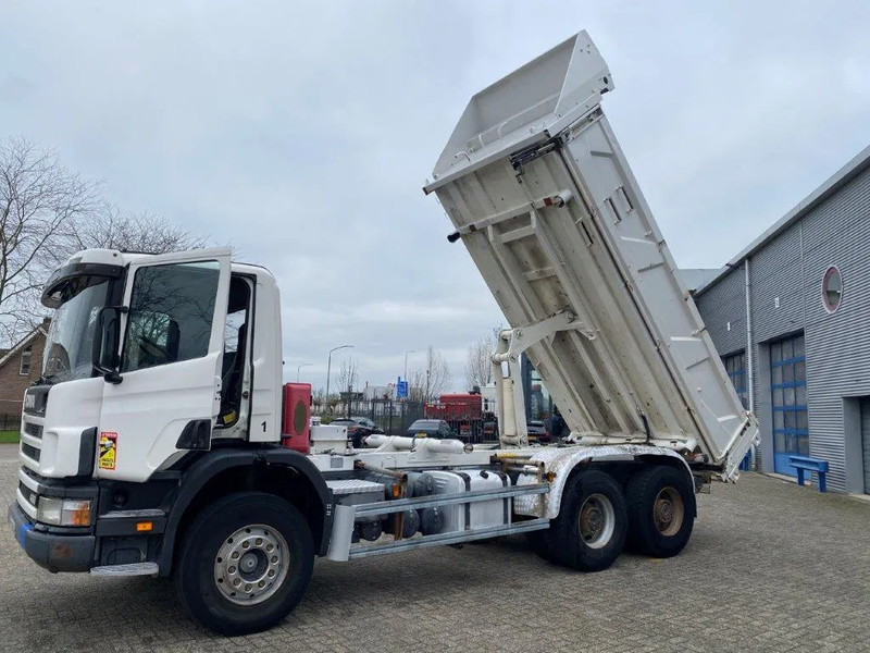 Scania 124-400 / 6X4 / RETARDER / BIG AXLE / FULL STEEL / 2SIDE TIPPER / OLD TACHO / AIRCO / MANUAL / EURO-2 / 2000 - شاحنة قلاب: صورة 2 Scania 124-400 / 6X4 / RETARDER / BIG AXLE / FULL STEEL / 2SIDE TIPPER / OLD TACHO / AIRCO / MANUAL / EURO-2 / 2000 - شاحنة قلاب: صورة 2