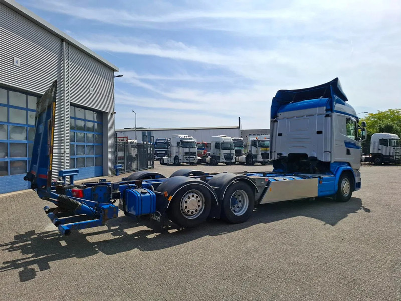 Scania R580 V8 / RETARDER / LIFT+LENKACHSE / FULL-AIR / PLATFORM 2000 KG / NAVI / LEATHER / AIRCO / AUTOMATIC / EURO-6 / 2014 - شاحنة هيكل كابينة: صورة 5 Scania R580 V8 / RETARDER / LIFT+LENKACHSE / FULL-AIR / PLATFORM 2000 KG / NAVI / LEATHER / AIRCO / AUTOMATIC / EURO-6 / 2014 - شاحنة هيكل كابينة: صورة 5