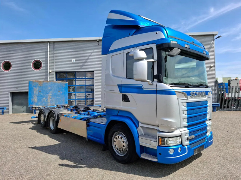 Scania R580 V8 / RETARDER / LIFT+LENKACHSE / FULL-AIR / PLATFORM 2000 KG / NAVI / LEATHER / AIRCO / AUTOMATIC / EURO-6 / 2014 - شاحنة هيكل كابينة: صورة 2 Scania R580 V8 / RETARDER / LIFT+LENKACHSE / FULL-AIR / PLATFORM 2000 KG / NAVI / LEATHER / AIRCO / AUTOMATIC / EURO-6 / 2014 - شاحنة هيكل كابينة: صورة 2