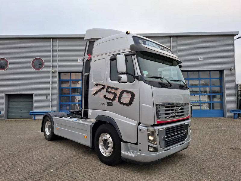 Volvo FH16-750 / RETARDER / DOUBLE TANK / TUV:17-09-2026 / XENON / FRIDGE / ALCOA / LEATHER / AUTOMATIC / EURO-5 / 2012 - وحدة جر: صورة 2 Volvo FH16-750 / RETARDER / DOUBLE TANK / TUV:17-09-2026 / XENON / FRIDGE / ALCOA / LEATHER / AUTOMATIC / EURO-5 / 2012 - وحدة جر: صورة 2