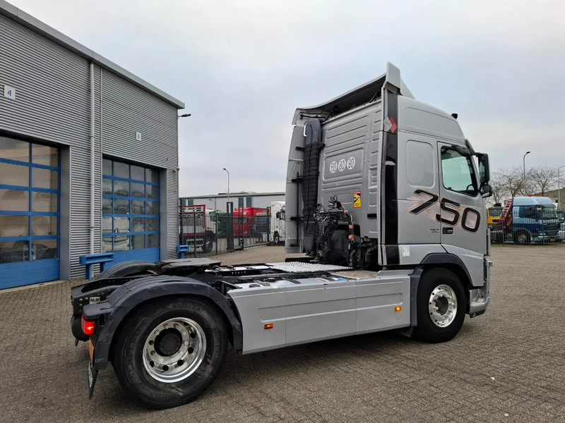 Volvo FH16-750 / RETARDER / DOUBLE TANK / TUV:17-09-2026 / XENON / FRIDGE / ALCOA / LEATHER / AUTOMATIC / EURO-5 / 2012 - وحدة جر: صورة 5 Volvo FH16-750 / RETARDER / DOUBLE TANK / TUV:17-09-2026 / XENON / FRIDGE / ALCOA / LEATHER / AUTOMATIC / EURO-5 / 2012 - وحدة جر: صورة 5