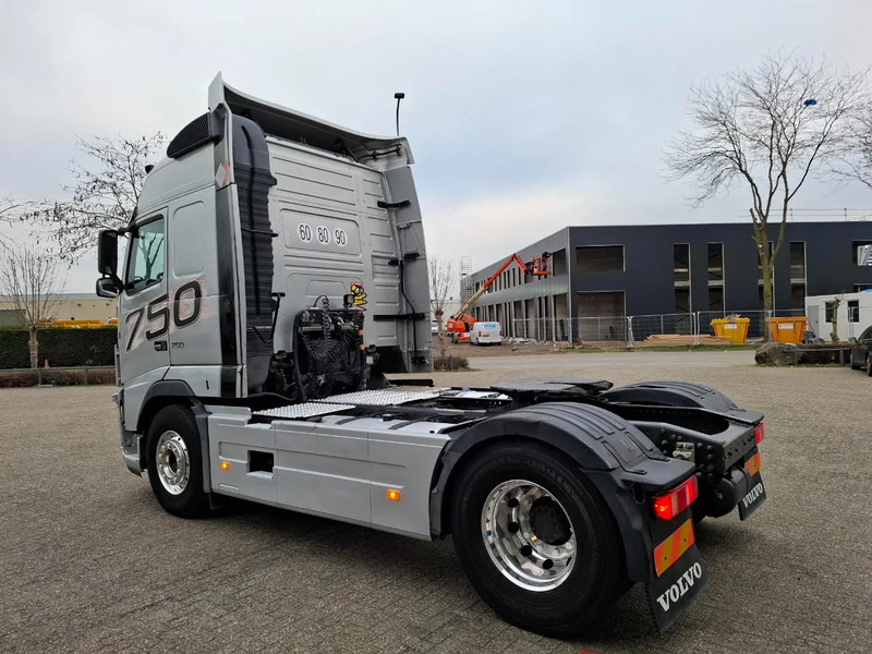 Volvo FH16-750 / RETARDER / DOUBLE TANK / TUV:17-09-2026 / XENON / FRIDGE / ALCOA / LEATHER / AUTOMATIC / EURO-5 / 2012 - وحدة جر: صورة 3 Volvo FH16-750 / RETARDER / DOUBLE TANK / TUV:17-09-2026 / XENON / FRIDGE / ALCOA / LEATHER / AUTOMATIC / EURO-5 / 2012 - وحدة جر: صورة 3