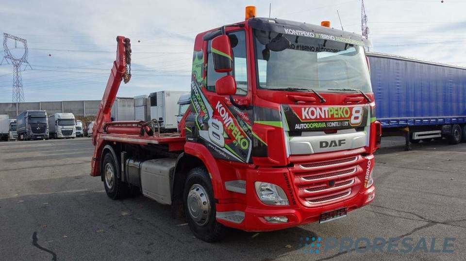 DAF CF 370 FA Day Cab EURO 6 řetězový nosič kontejnerů AK12 - شاحنة نقل المخلفات: صورة 1 DAF CF 370 FA Day Cab EURO 6 řetězový nosič kontejnerů AK12 - شاحنة نقل المخلفات: صورة 1